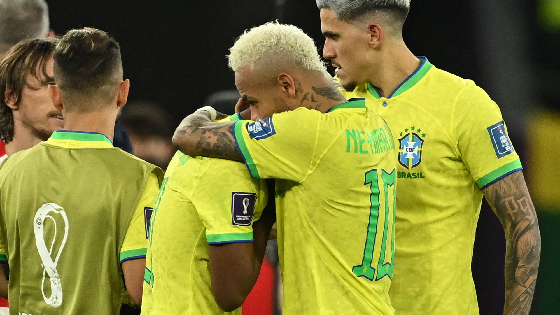 Neymar consuela a Rodrygo luego de su eliminación de la Copa del Mundo de Catar 2022.